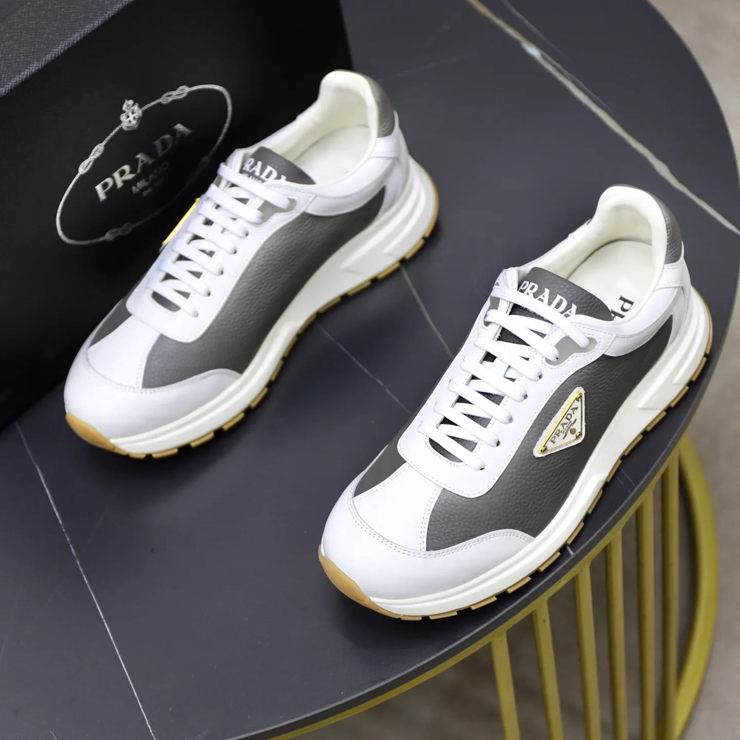 Factory price: 760💰Top original order Brand: PRADA (Prada) Standard code: Men's size 38/44 (45 can be customized) Grade: Same as the official website Material: Original cowhide stitching imported cowhide lining Original combination two-color wear-resistant soft outsole Style category: Leisure and sports version Young fashion European and American trend British style Color: Real picture color